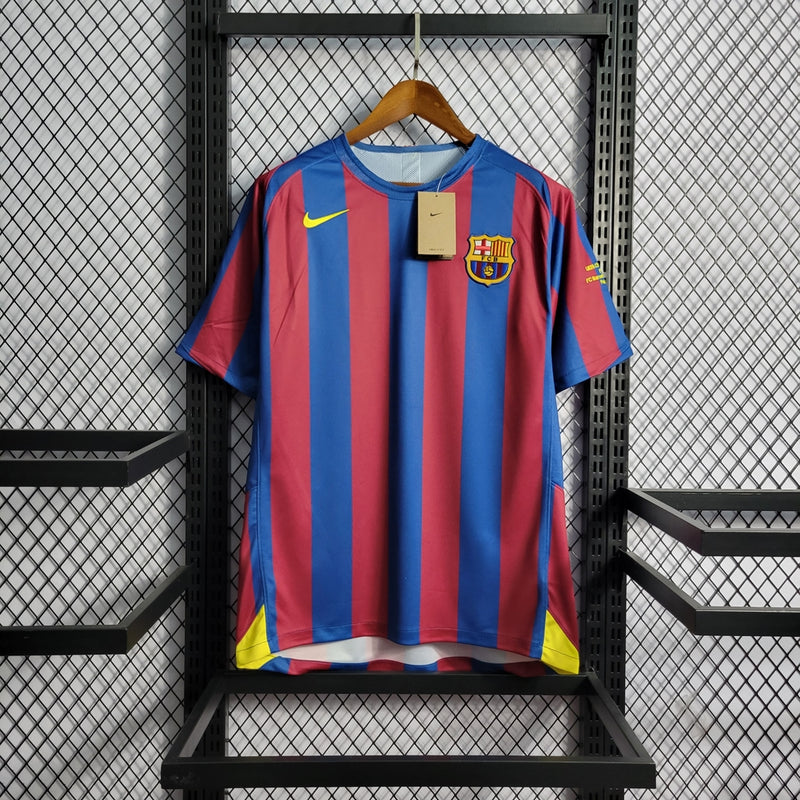Camisa Retrô Barcelona Home - 2006 Ronaldinho/10 - Nike Masculina - Vermelho e Azul
