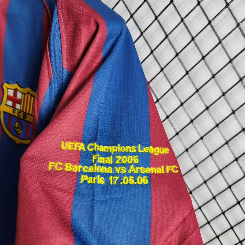 Camisa Retrô Barcelona Home - 2006 Ronaldinho/10 - Nike Masculina - Vermelho e Azul